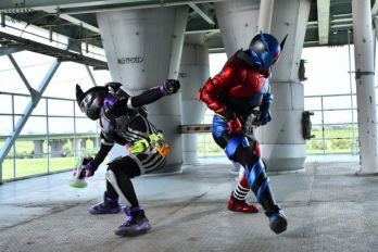 仮面ライダーエグゼイド』で仮面ライダービルドと共演するゲンムは