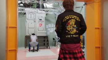 『仮面ライダービルド』桐生戦兎の靴はコンバースのレッドとネイビー、万丈龍我のジャケットやTシャツは普通に買える!