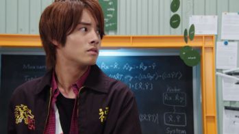 仮面ライダービルド 桐生戦兎の靴はコンバースのレッドとネイビー 万丈龍我のジャケットは普通に買える 仮面ライダービルド 桐生戦兎の靴はコンバースのレッドとネイビー 万丈龍我のジャケットは普通に買える