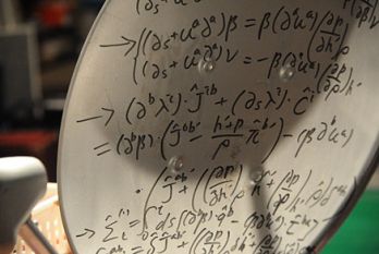 『仮面ライダービルド』桐生戦兎が黒板に書いた数式が12月25日発売「日経サイエンス2018年2月号」で解説！