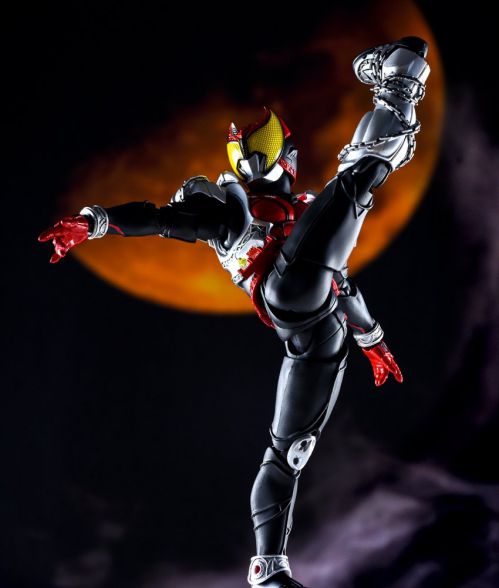 「S.H.Figuarts（真骨彫製法）仮面ライダーキバ キバフォーム」が凄すぎる！マシンキバー、玉座、ブラッディローズが発売決定！