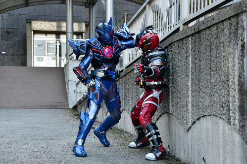 『仮面ライダーゼロワン』仮面ライダー雷（いかづち）VS仮面ライダーバルカン アサルトウルフ！