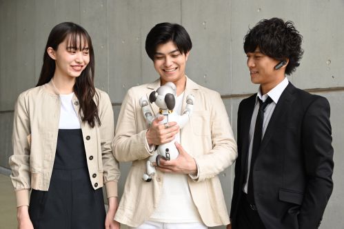 『仮面ライダーゼロワン』人工知能搭載犬型ロボット・さうざーとの記念写真で天津垓が1000％の笑顔♪