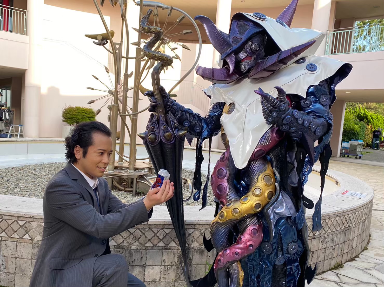 『仮面ライダーリバイス』バッタ・デッドマンがセイバー増刊号に襲来！劇場版のスパイダー・デッドマンとバイスタンプが公開！