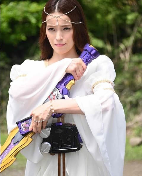 仮面ライダーセイバー 第45話の新画像 ソフィアさんが聖剣を手に変身ポーズ ルナとストリウス ボロボロの蓮と大秦寺が 仮面ライダーセイバー 第45話の新画像 ソフィアさんが聖剣を手に変身ポーズ ルナとストリウス ボロボロの蓮と大秦寺が