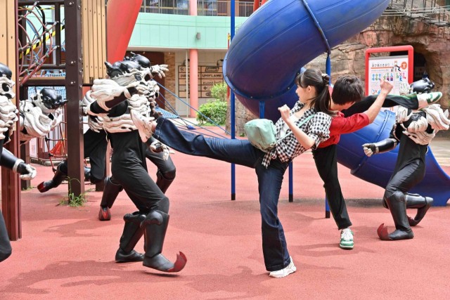 仮面ライダーリバイス 第3話の新画像 大活躍のさくらがギフジュニア相手に一輝と兄妹ダブルキック 今度は大二がやられた