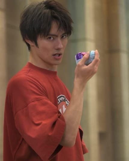 仮面ライダーリバイス 第1話のゲストは鈴木みのるさん デッドマンズ3幹部に拘束 ハンコに息を吹きかけ 変身ポーズに注目