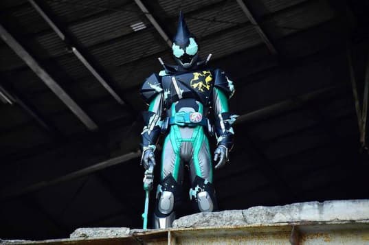 仮面ライダーリバイス 第6話の新画像 見下ろす仮面ライダーエビル お前は誰なんだ 五十嵐家はいったい