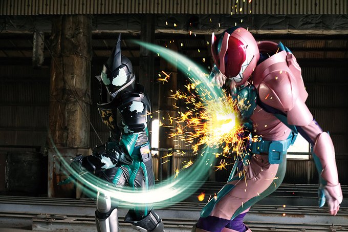 仮面ライダーリバイス 仮面ライダーエビルは変身ベルト ツーサイドライバー とバットバイスタンプで変身 スーツアクターは中田裕士さん