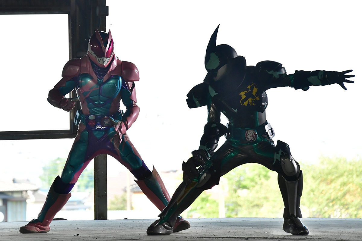 仮面ライダーリバイス 第6話あらすじ 仮面ライダーエビルはリバイだけを攻撃 変身を解いたその正体は 凄腕弁護士現る