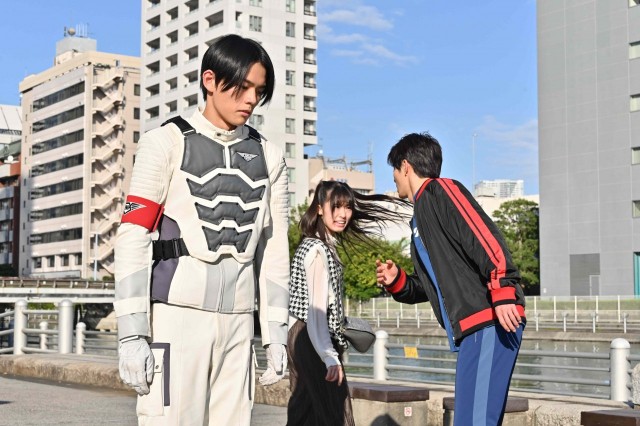 市販 仮面ライダーリバイス 仮面ライダーアギレラ 夏木花 ポスター Www Hallo Tv