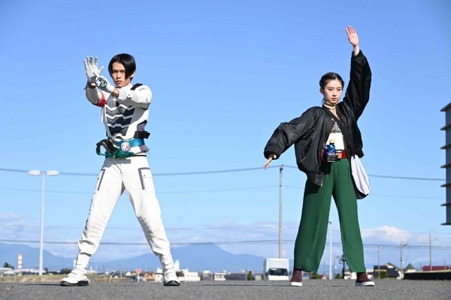 仮面ライダーリバイス 第13話の新画像 大二 さくら同時変身 狩崎の危機一髪を生身の一輝が ラブコフをヒロミが守る