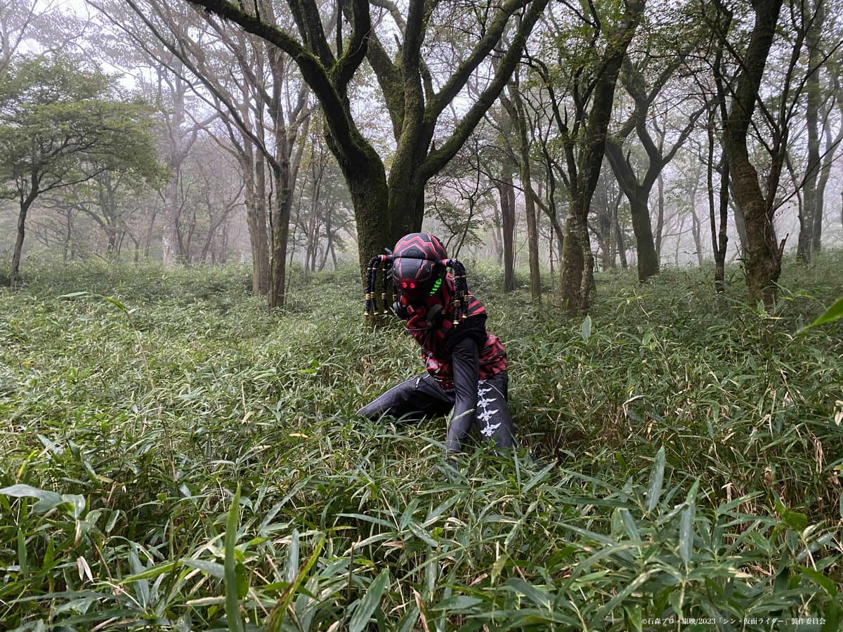 シン 仮面ライダー 撮影快調 シン 蜘蛛男の姿が公開カッコイイ ショッカー棒とショッカー基地も