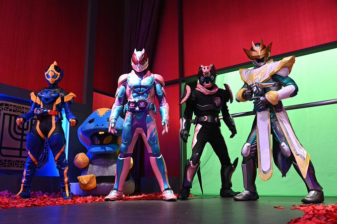 仮面ライダーリバイス 第15話あらすじ カゲロウの誘導でデッドマンズ本拠地へ 五十嵐3兄妹が同時変身 ついに全面対決
