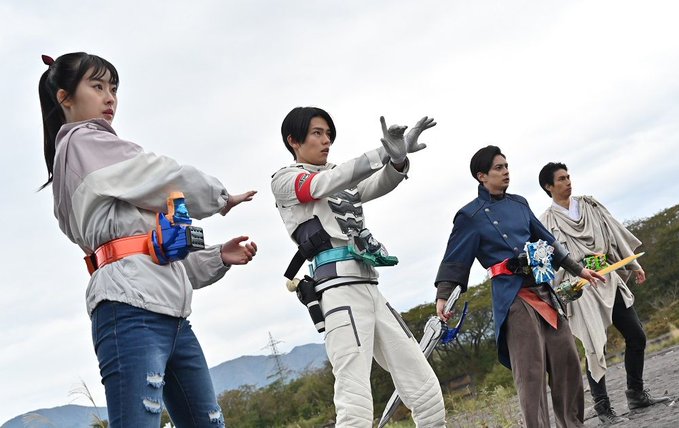 仮面ライダーリバイス 大二 さくら セイバー 倫太郎 ユーリが同時変身 新幹部 怪人態がアギレラ様と ほか映画場面カット