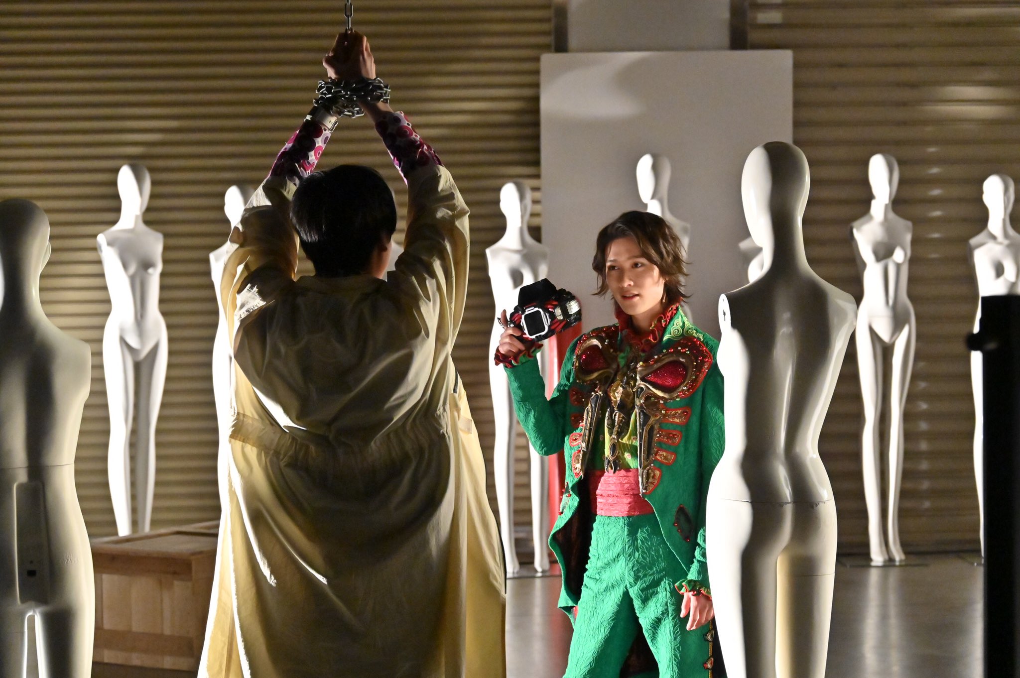 仮面ライダーリバイス 第24話 狩崎博士の戻せ あべこべ大作戦 代表は狩崎の父 真澄 一輝とバイス今度は合体 ギフ復活への