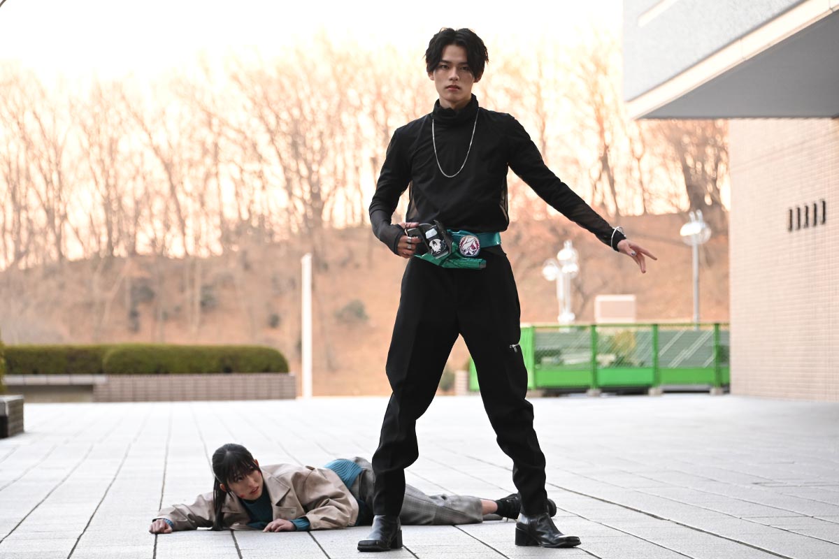 『仮面ライダーリバイス』さくらのピンチにカゲロウ登場!?