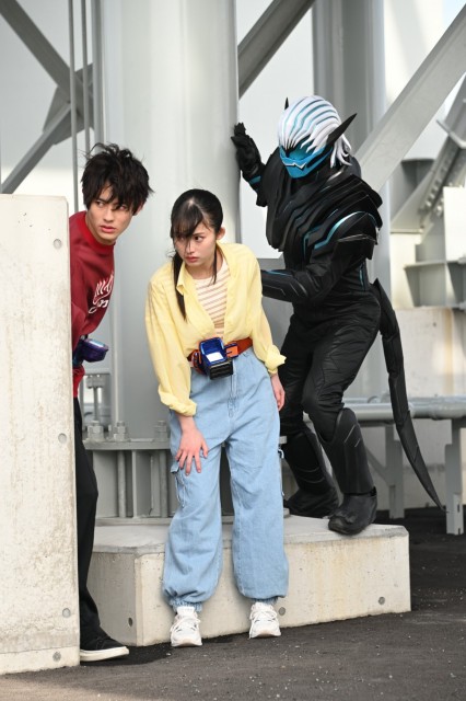 仮面ライダーリバイス 第35話の新画像 赤石長官の前に立ちはだかる大二 すごい緊張感の一輝 さくら バイス このあと反撃か