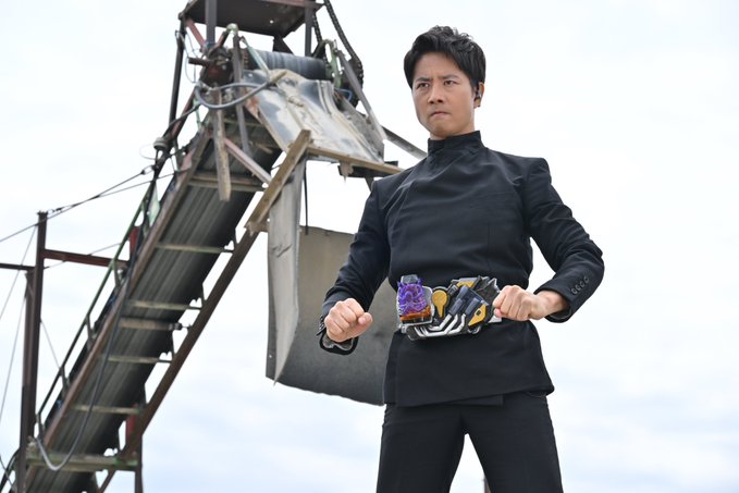 『劇場版 仮面ライダーリバイス』ケインコスギさんが仮面ライダーダイモンに変身