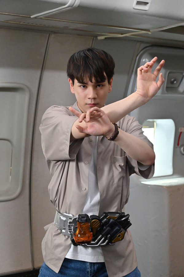 『劇場版 仮面ライダーリバイス』で大谷希望（演：豆原一成さん）が仮面ライダーに変身