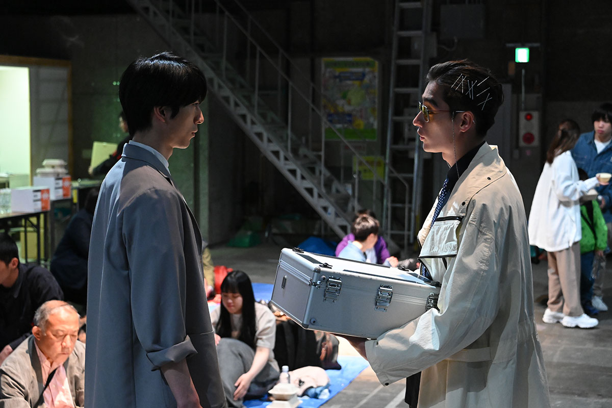『仮面ライダーリバイス』第39話でジョージ・狩崎が門田ヒロミに託した量産型デモンズドライバー