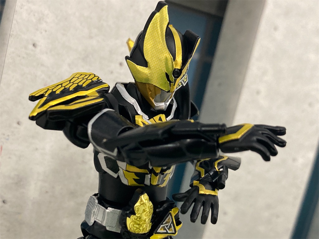 『仮面ライダーリバイス』仮面ライダージュウガが食玩「装動リバイス」に爆速参戦