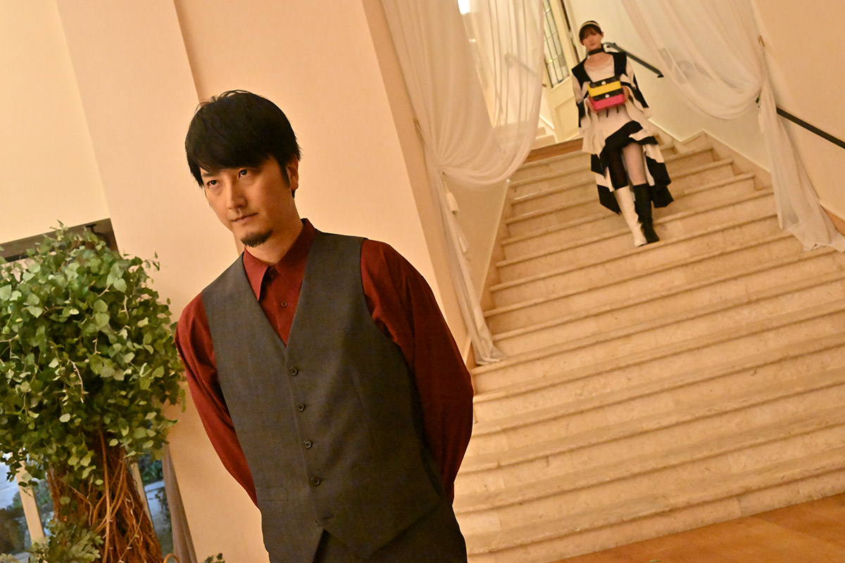 『仮面ライダーギーツ』祢音の父・鞍馬光聖を演じるのは笠原紳司さん！ツムリと接触？