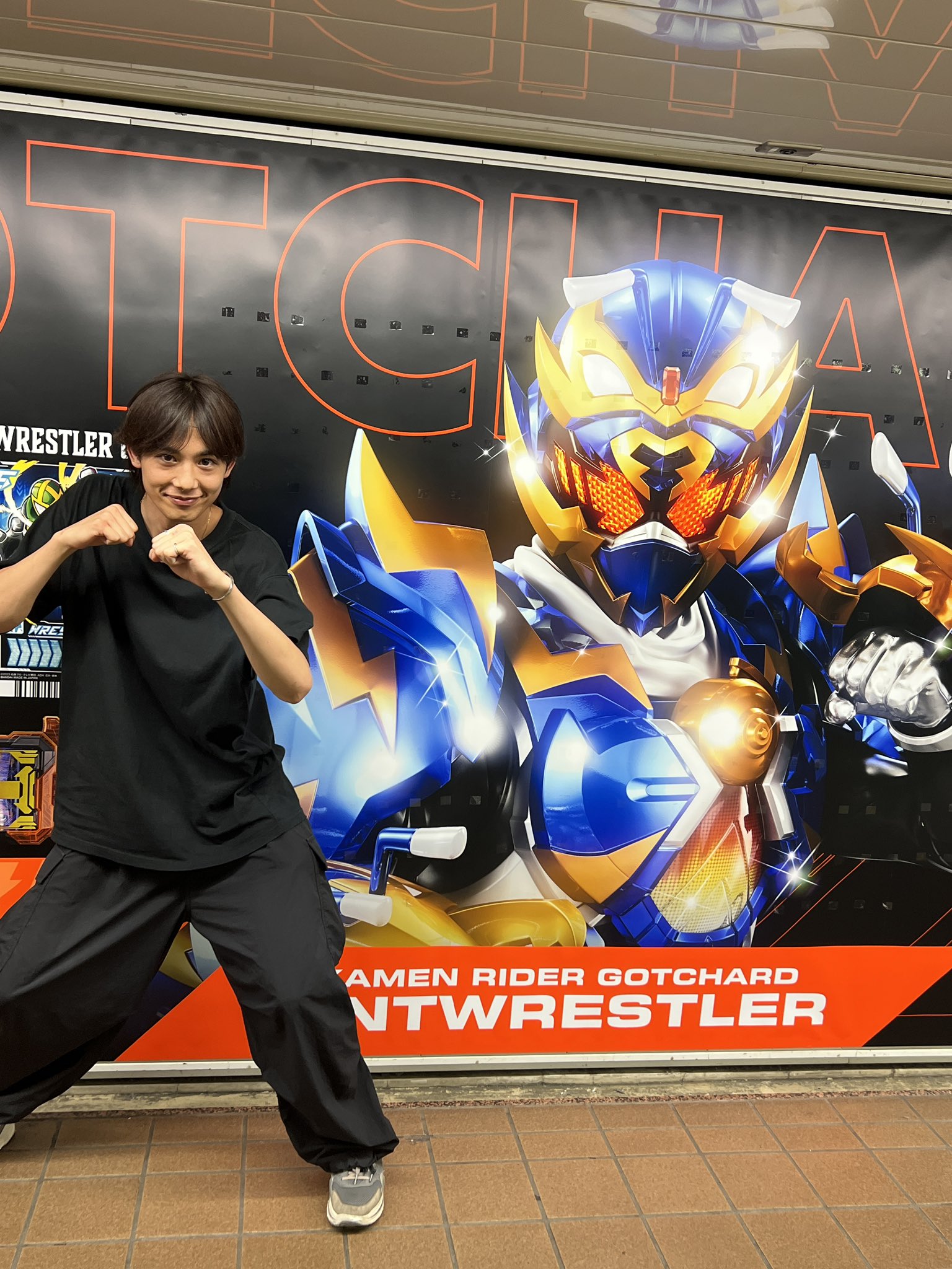『仮面ライダーガッチャード』新宿駅メトロプロムナードにて大型広告全4面！ガッチャード スチームホッパー、アッパレスケボー、アントレスラー＆ヴァルバラド！
