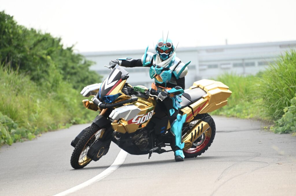 『仮面ライダーガッチャード』スーパーバイク「ゴルドダッシュ」