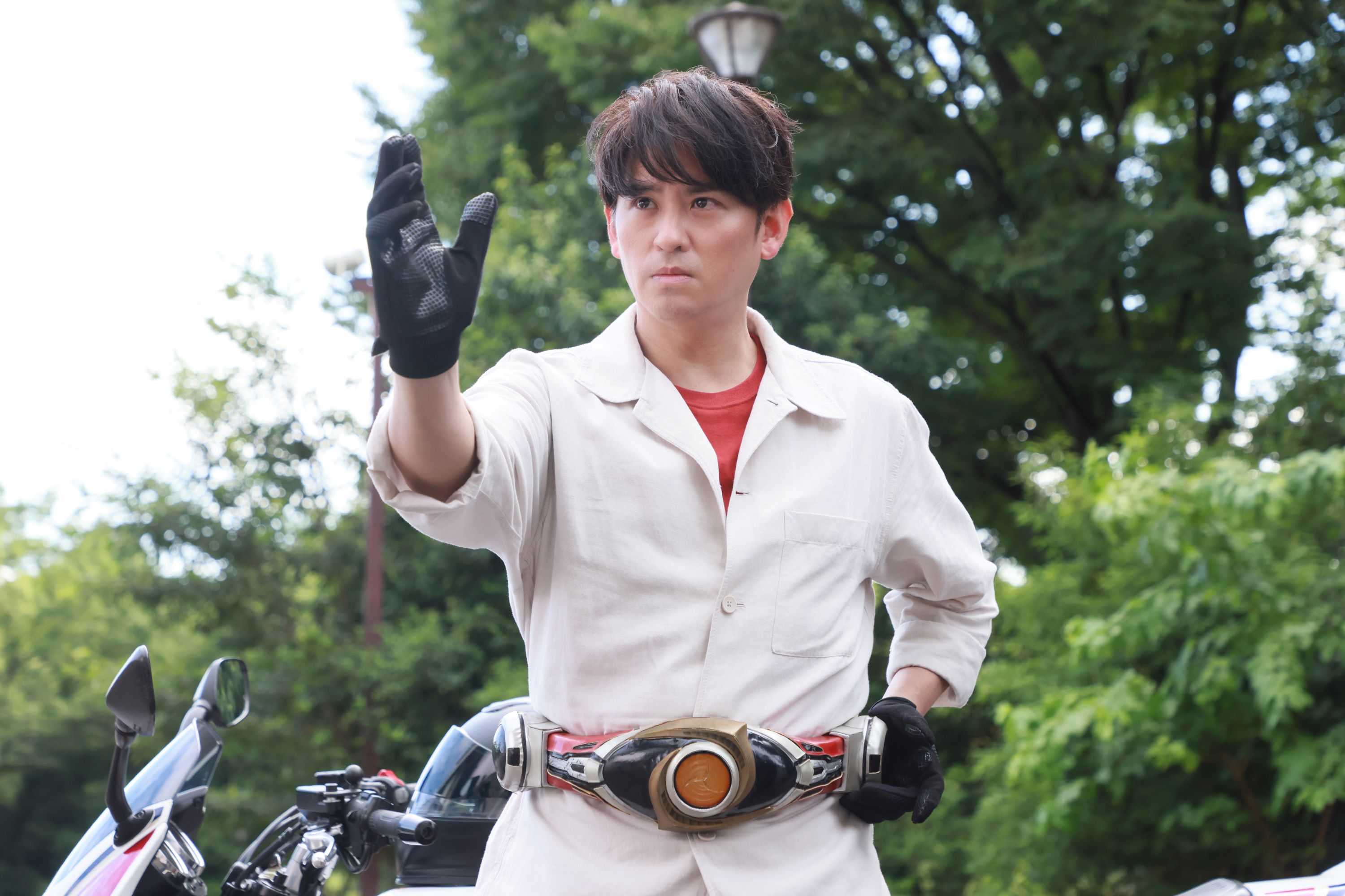 映画『アギト—超能力戦争—』で津上翔一(演：賀集利樹さん)が仮面ライダーアギトに変身