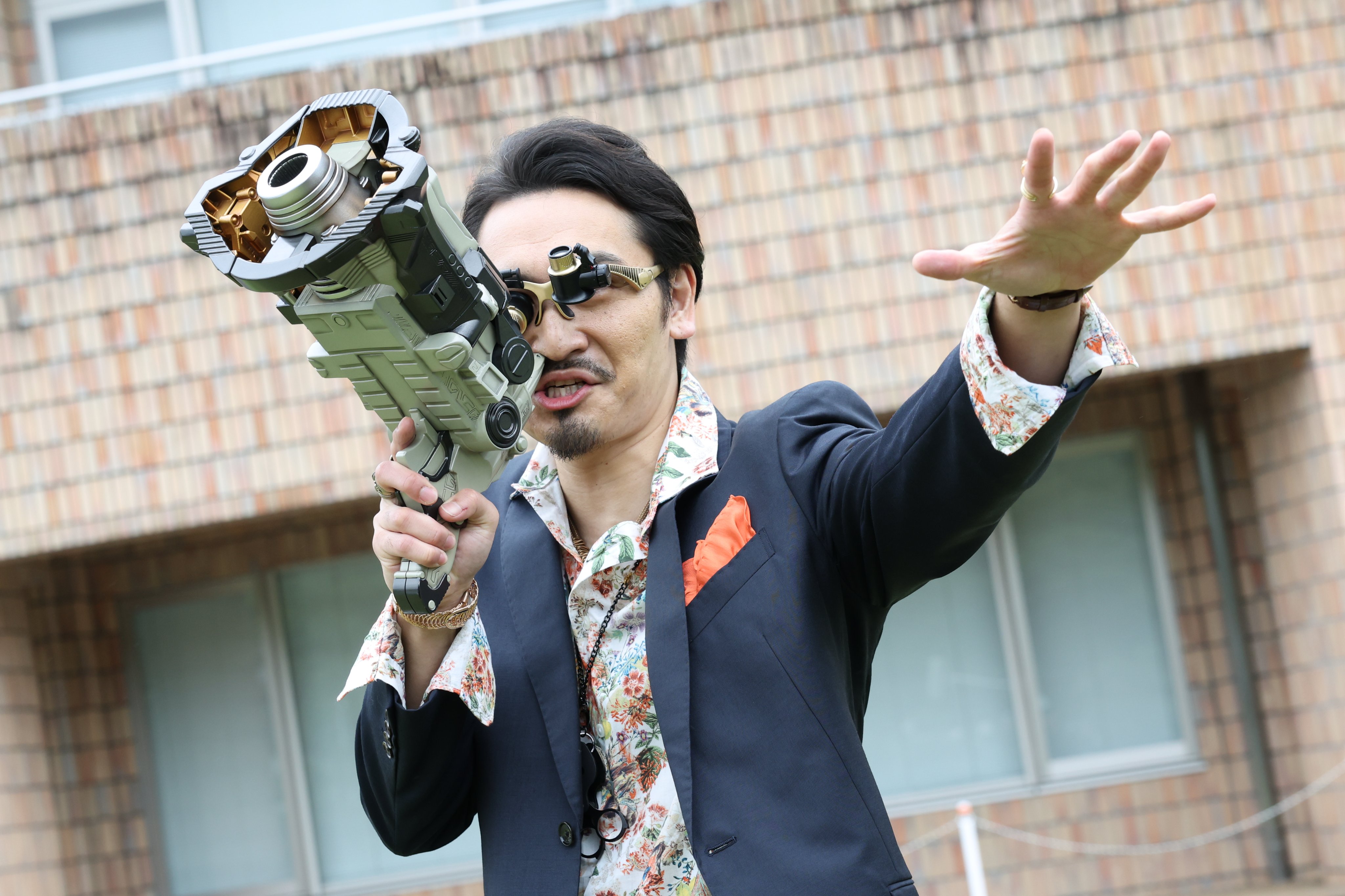 『角醒ハンターオメガホーン』第弍話「示せ！キャプテンの資格！」に「虫眼鏡（ルーペ）のクヒオン」役・高木勝也さんがゲスト出演